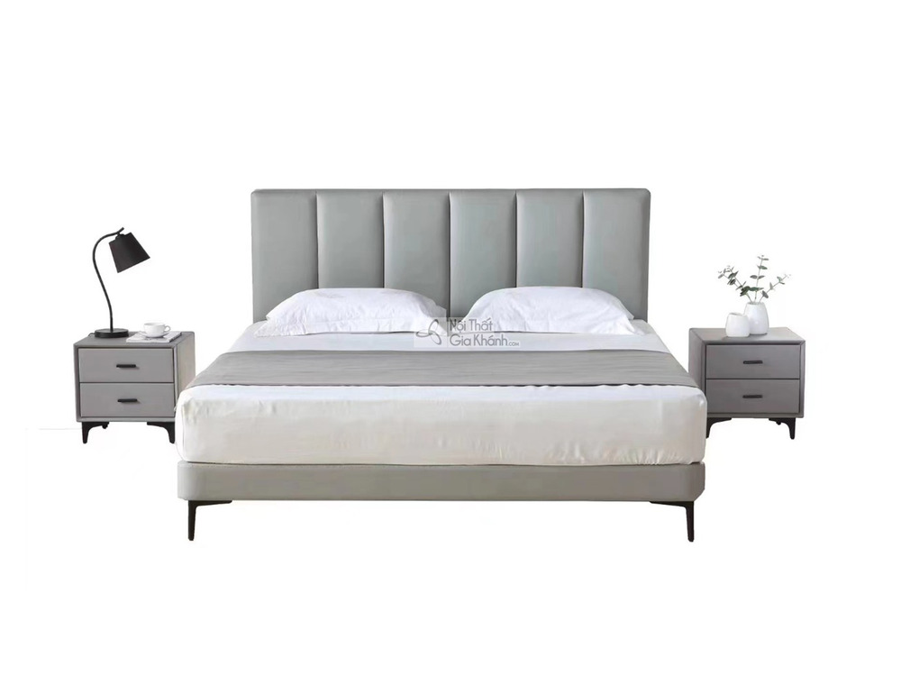 Giường ngủ bọc da hiện đại GIBJ096-18 chụp chính diện trên nền trắng. Đầu giường cao, bọc da màu xám nhạt với các đường ma…