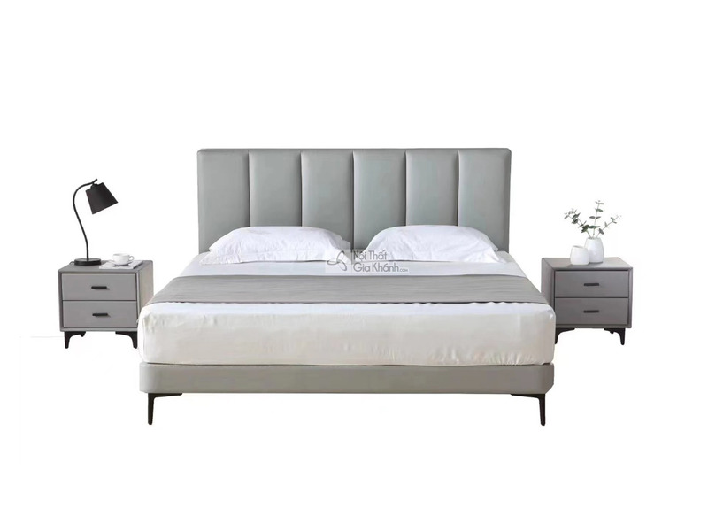 Giường ngủ bọc da hiện đại GIBJ096-18 chụp chính diện trên nền trắng. Đầu giường cao, bọc da màu xám nhạt với các đường ma…