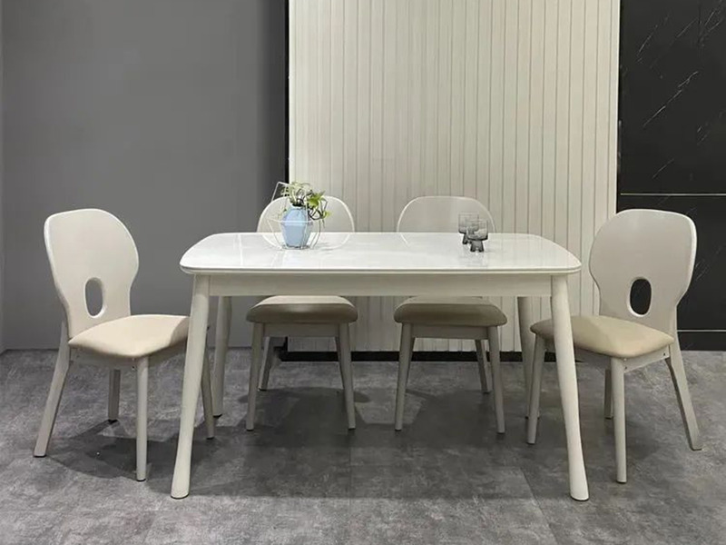 Bộ bàn ăn 1m4 mặt đá PL2316-14 được chụp chính diện trong không gian phòng ăn hiện đại. Bàn ăn hình chữ nhật bo tròn góc…