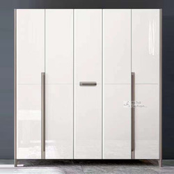 Tủ quần áo 5 cánh hiện đại TU2305-5 được chụp trực diện, nổi bật với bề mặt cánh tủ màu trắng bóng sang trọng. Tủ có ba cá…