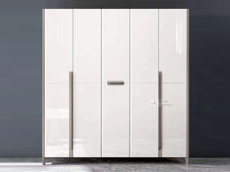 Tủ quần áo 5 cánh hiện đại TU2305-5 được chụp trực diện, nổi bật với bề mặt cánh tủ màu trắng bóng sang trọng. Tủ có ba cá…