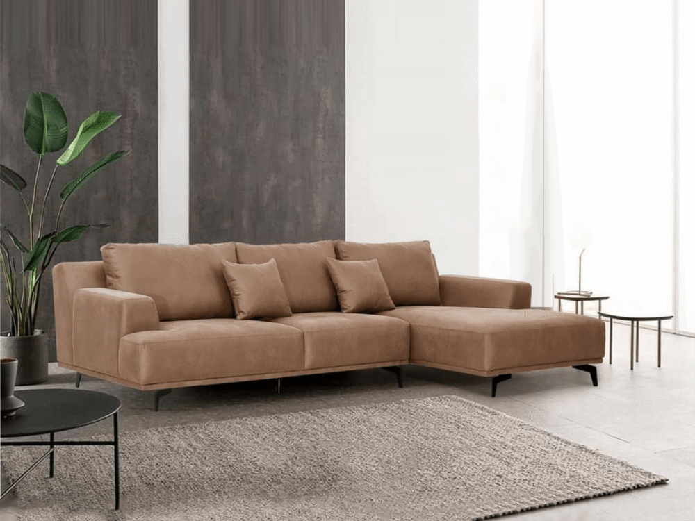Sofa góc trái SF8037-Lex30 màu nâu be được đặt trong không gian phòng khách hiện đại. Góc chụp toàn cảnh từ phía trước, so…