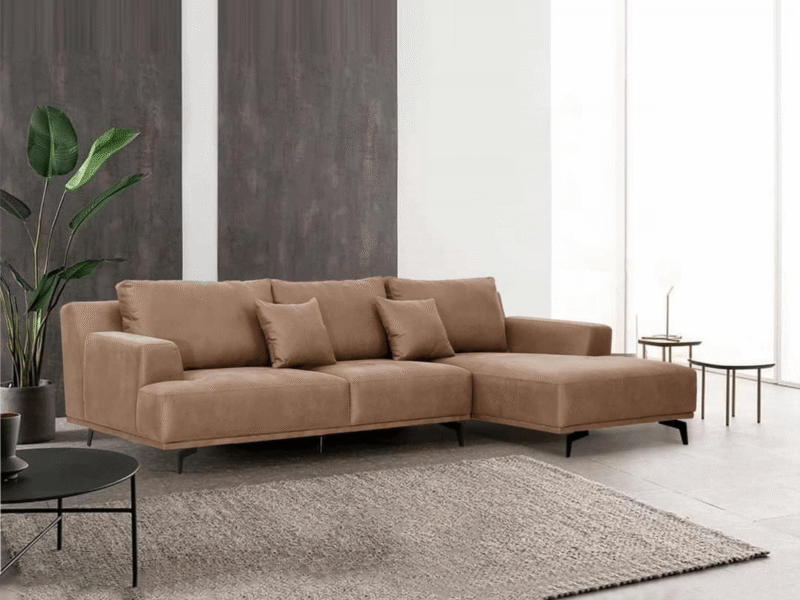 Sofa góc trái SF8037-Lex30 màu nâu be được đặt trong không gian phòng khách hiện đại. Góc chụp toàn cảnh từ phía trước, so…