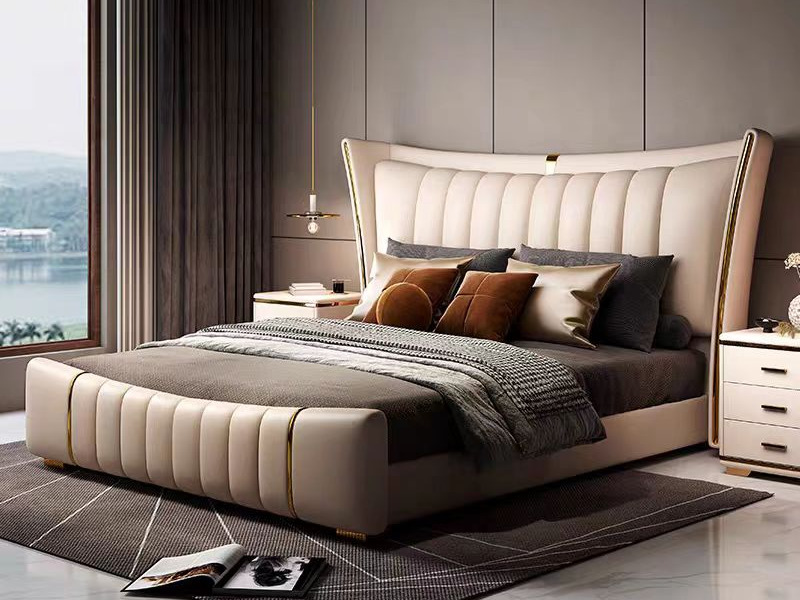 Giường ngủ bọc da cao cấp QF835 được chụp từ góc hơi chếch bên trái, thể hiện toàn bộ giường và không gian phòng ngủ hiện…