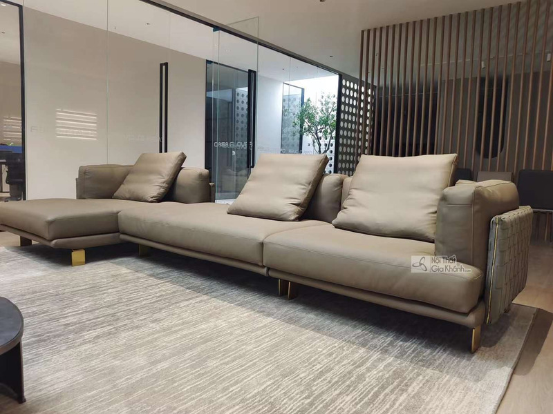 Bộ sofa góc phải phong cách Ý hiện đại, bọc da màu nâu xám sang trọng, được chụp từ góc thấp trong không gian phòng khách…