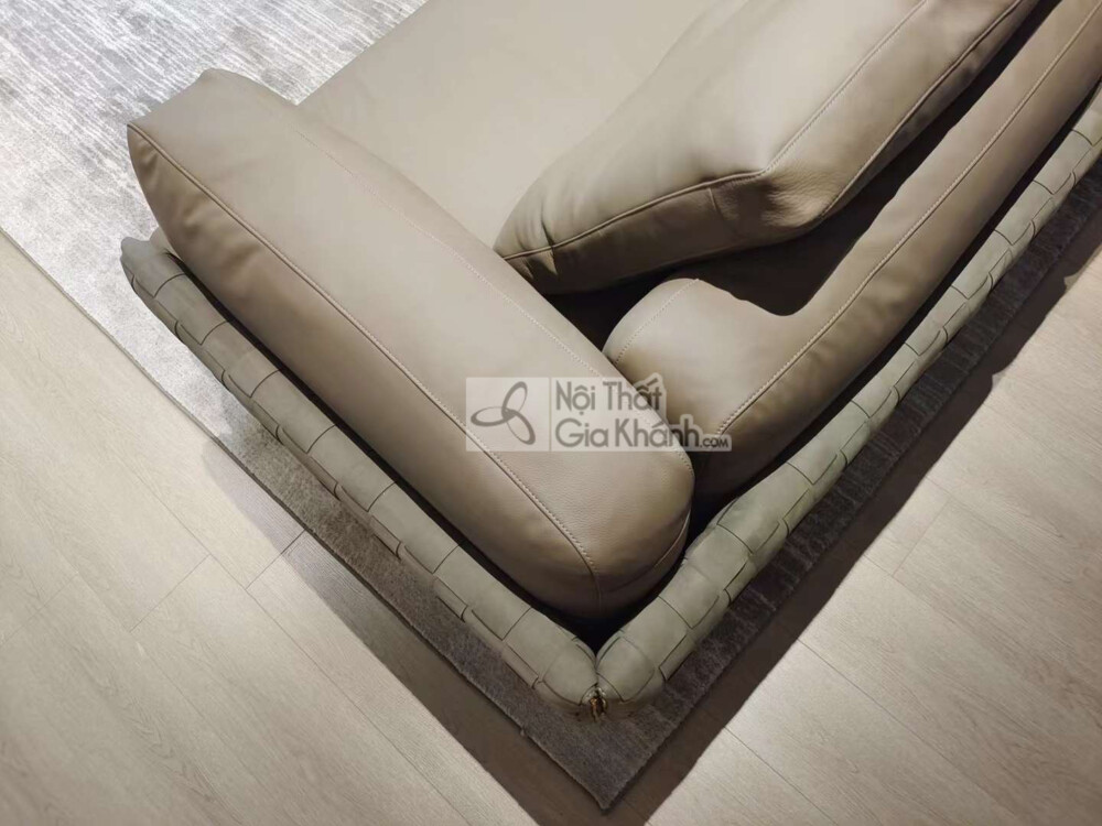 Hình ảnh chụp từ trên cao xuống, tập trung vào phần góc nối của bộ sofa, cho thấy rõ các đệm ngồi và tựa lưng rời bọc da m…