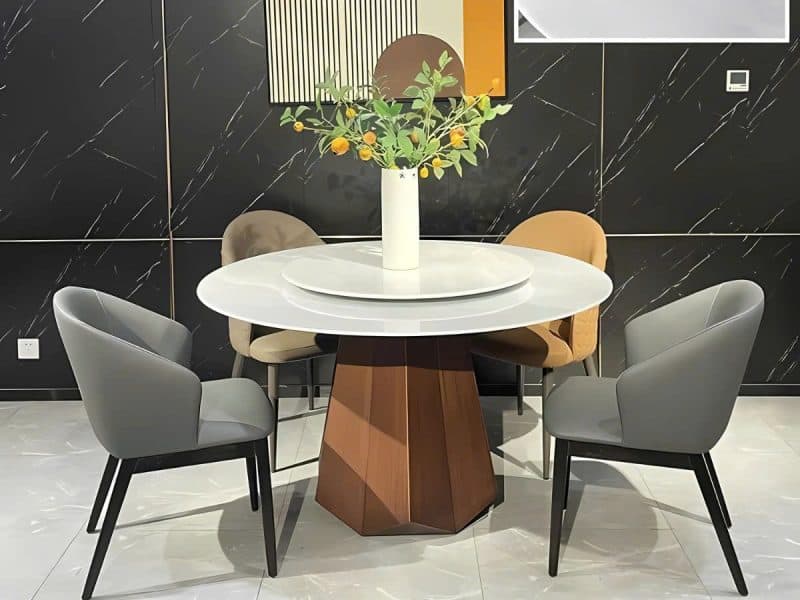Bàn ăn mặt đá tròn mâm xoay BAQ607 được chụp từ góc chính diện, cận cảnh, làm nổi bật mặt đá siêu pha lê màu trắng sáng và…