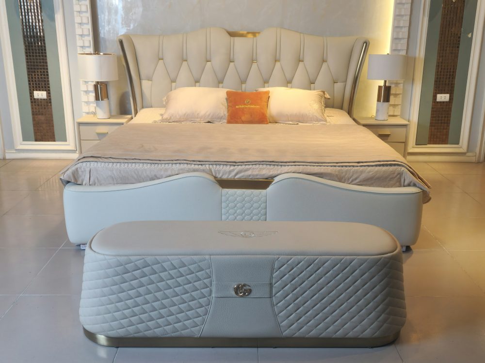 Giường ngủ bọc da luxury GI2336-20 và ghế băng cuối giường, chụp trực diện toàn cảnh. Giường có đầu giường cao, bọc da múi…