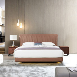 Giường ngủ cao cấp GIC033-18 được chụp chính diện trong một phòng ngủ hiện đại với tông màu ấm. Giường có phần đầu giường…