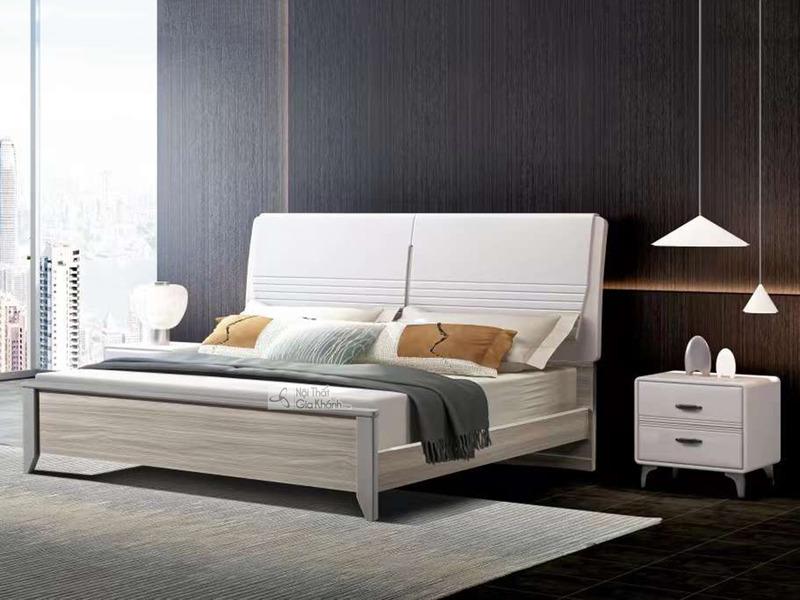 Giường ngủ hiện đại GI1903-1 chụp từ góc thấp, làm nổi bật đầu giường bọc đệm trắng với đường kẻ ngang tinh tế. Thân giườn…