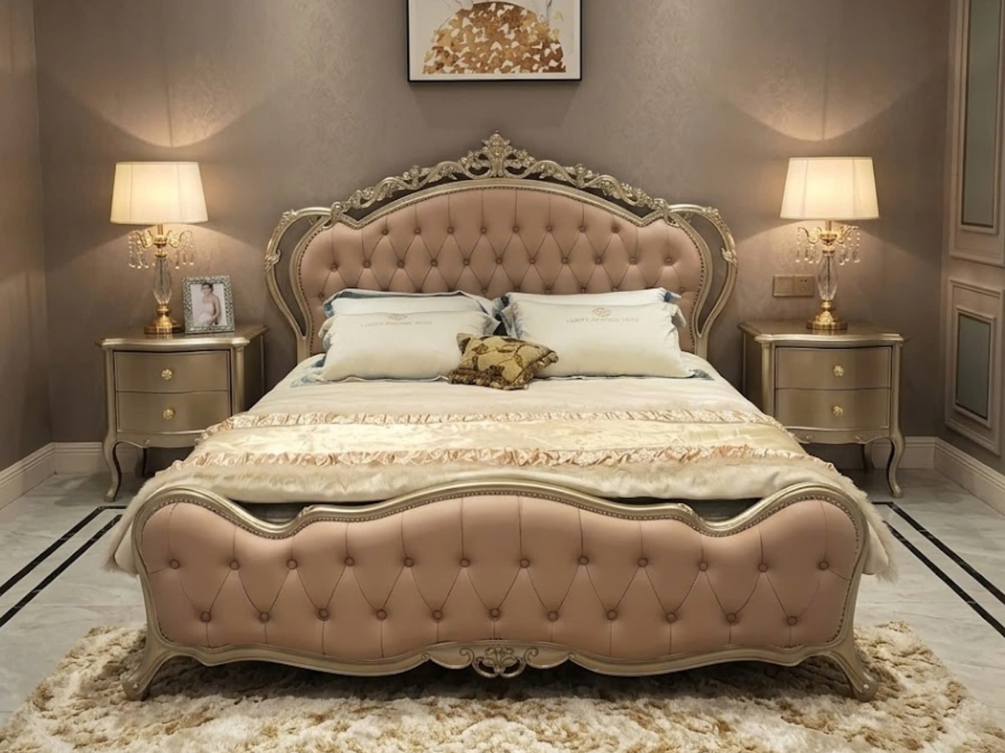 Giường ngủ ÉLODIANE GIP062-18 với thiết kế tân cổ điển, bọc da màu kem, đặt trong phòng ngủ có ánh sáng ấm áp. Đầu giường…