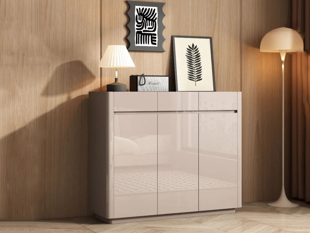 Tủ giầy TD6203 hiện đại, tối giản với ba cánh cửa và một ngăn kéo nhỏ phía trên, bề mặt sơn lacker màu be bóng. Tủ được ch…