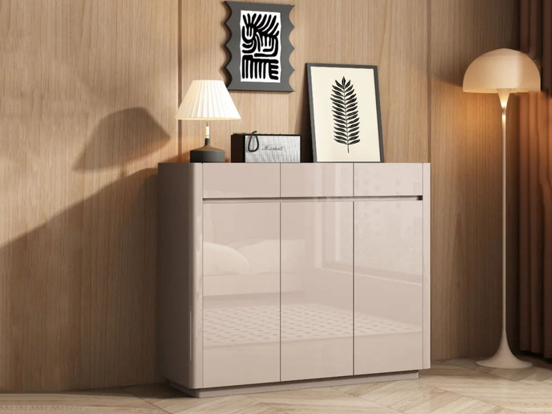 Tủ giầy TD6203 hiện đại, tối giản với ba cánh cửa và một ngăn kéo nhỏ phía trên, bề mặt sơn lacker màu be bóng. Tủ được ch…