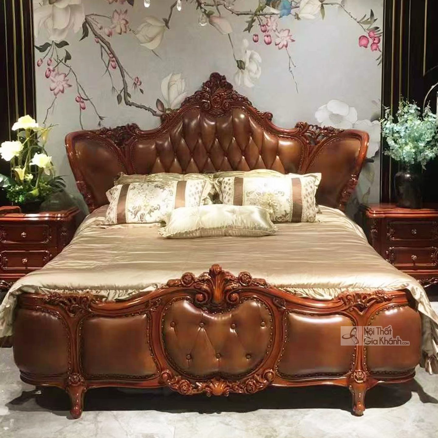 Giường ngủ tân cổ điển ROSABELLA khung gỗ nâu chạm khắc, đầu giường và đuôi giường bọc da chần nút, kèm hai tab đầu giường