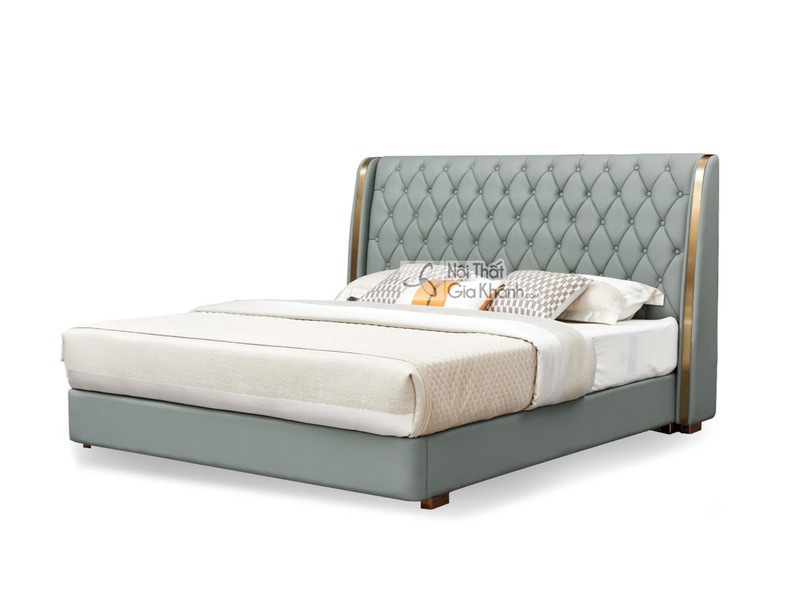 Giường ngủ bọc da Luxury GIQF810-18 chụp từ góc hơi chếch, làm nổi bật đầu giường cao, bo cong mềm mại, bọc da bò tự nhiên…