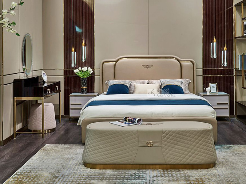 Giường ngủ luxury GIQF258-18 chụp chính diện trong phòng ngủ hiện đại. Đầu giường bọc da bò tự nhiên màu be kem, viền vàng…