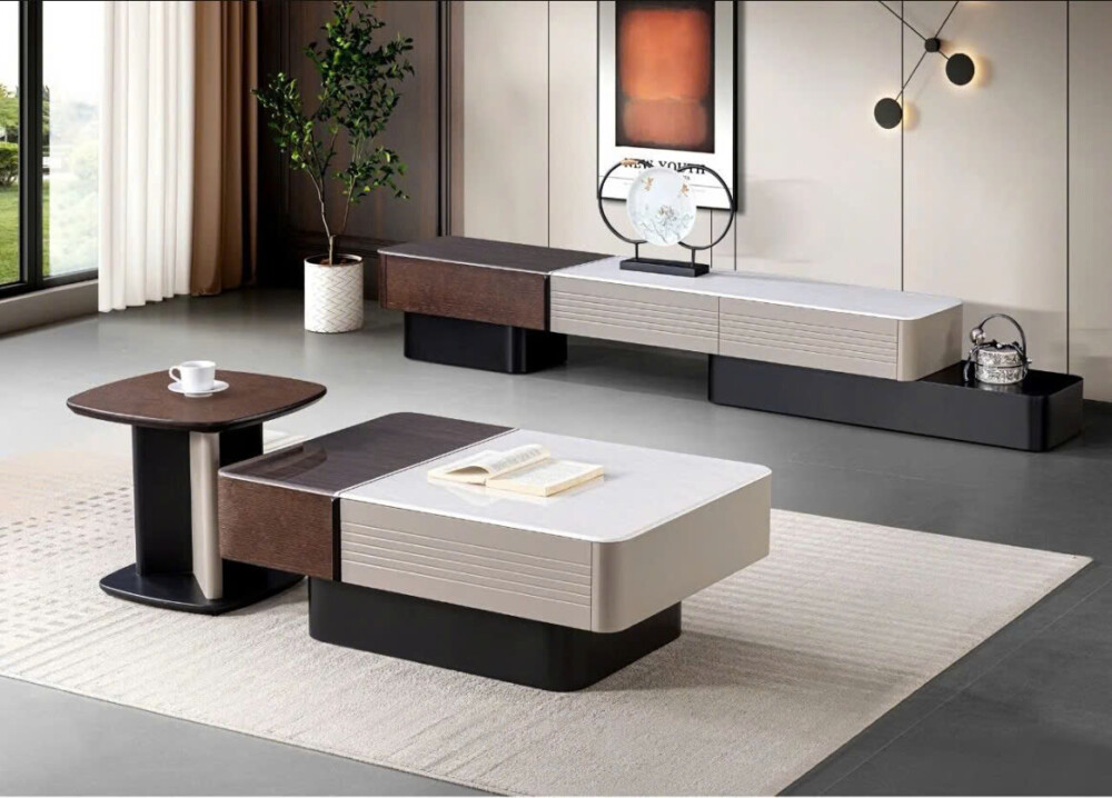 Toàn cảnh bộ bàn trà và kệ tivi BT2502 phong cách hiện đại, nhìn từ góc rộng hơn trong một phòng khách có cửa sổ lớn và câ…
