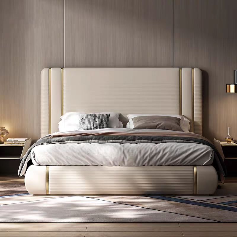 Giường ngủ bọc da cao cấp GI5368-18 chụp chính diện, đặt trong phòng ngủ hiện đại với tường ốp gỗ và hai bàn đầu giường. Đ…