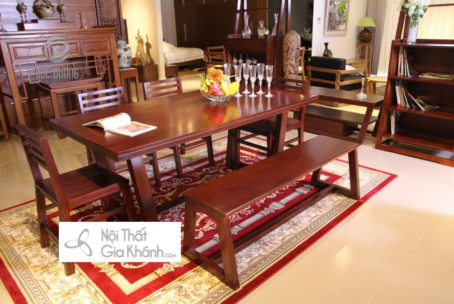 Bộ bàn ghế ăn với 4 ghế tựa và 1 ghế dài