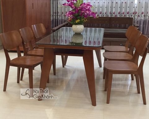 Bàn ăn mặt kính chân gỗ chữ nhật 6 ghế, đặt trong phòng ăn sàn gạch bóng