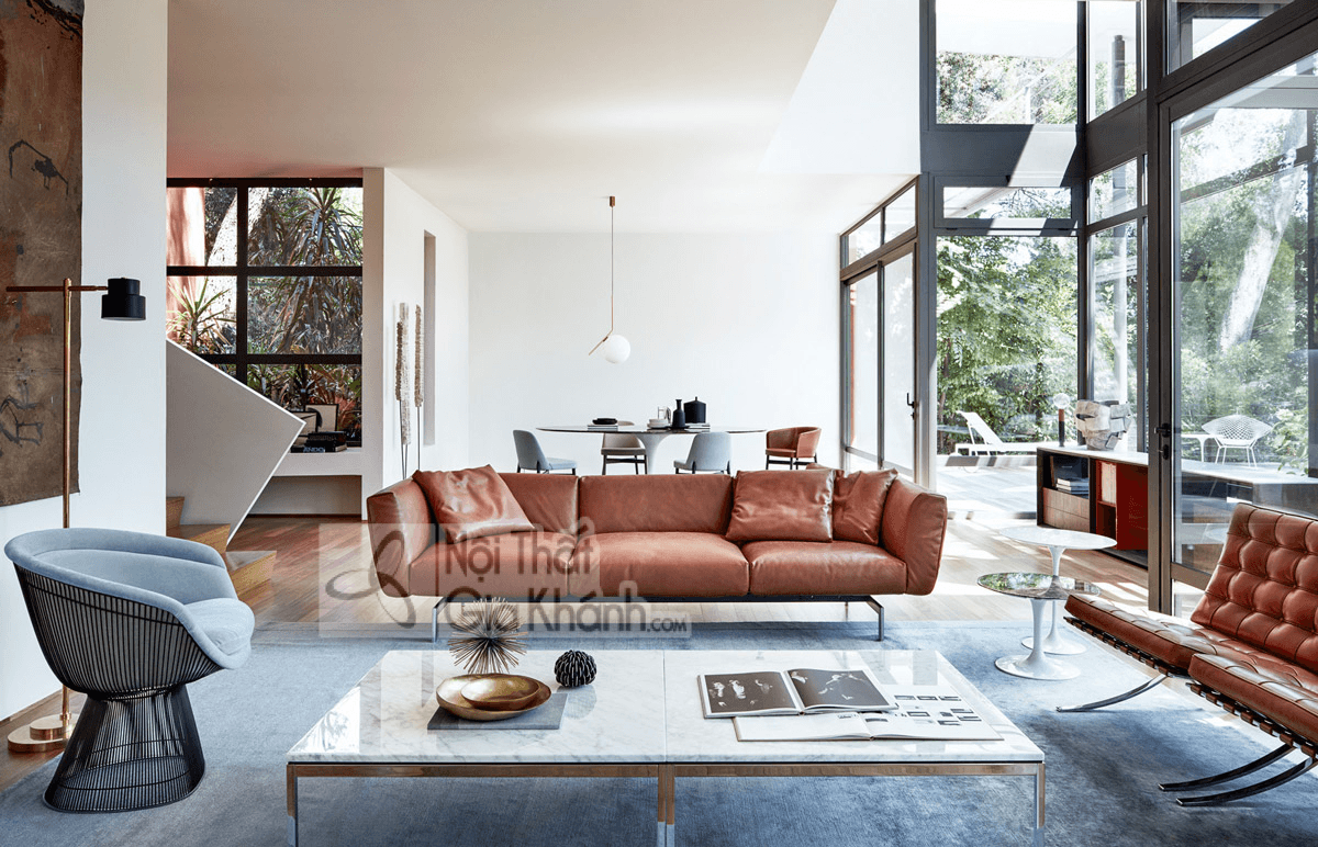 Sofa màu nâu phối cùng chi tiết đồng tạo tương phản bóng và lỳ