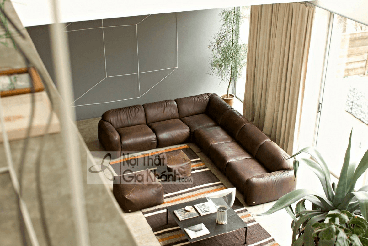 Tông màu sofa nâu phối đồng điệu cùng thảm trải sàn