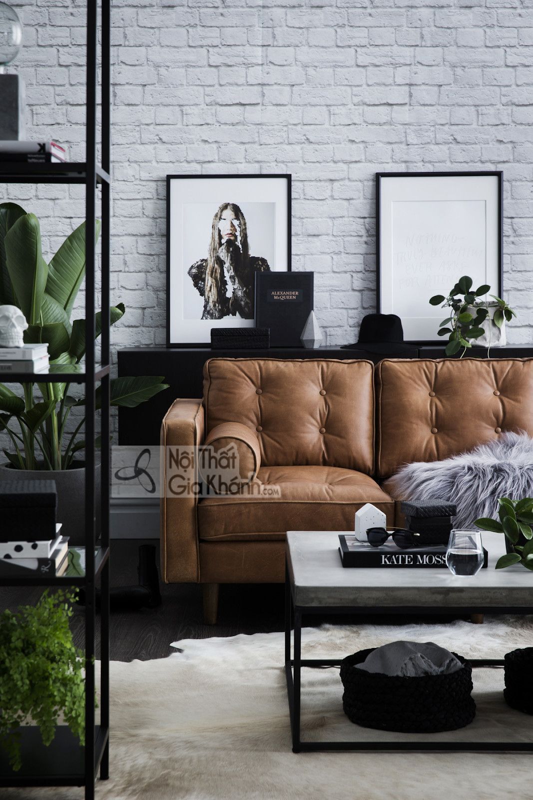 Tường trắng và sàn đen làm nổi bật sofa màu nâu trong phòng khách