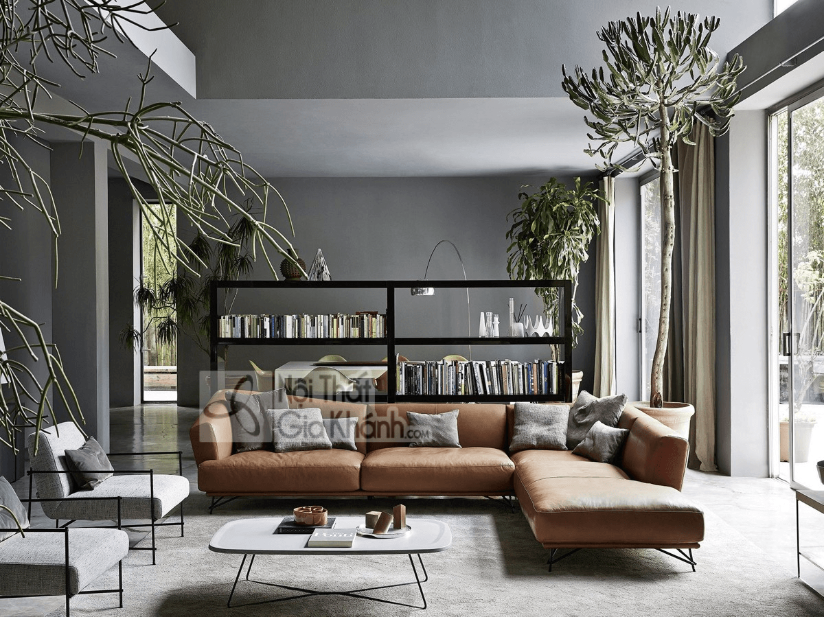 Sofa góc màu nâu phối sàn gỗ và thảm ghi tạo điểm nhấn hoàn hảo