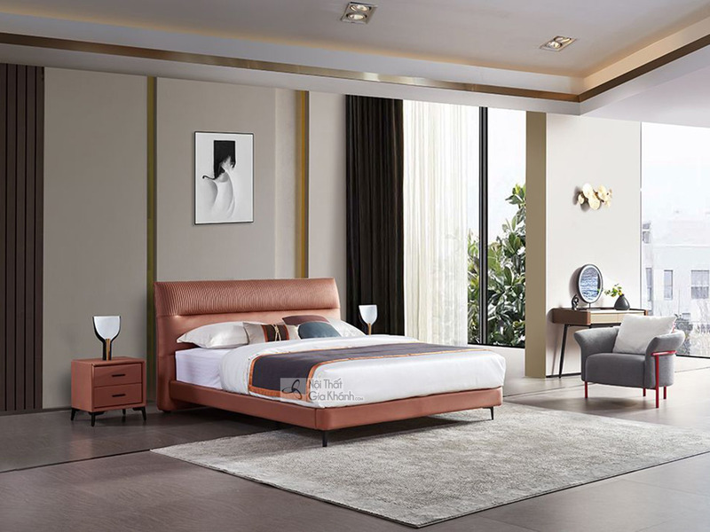 Giường ngủ bọc vải GIC020-18 chụp chính diện trong phòng ngủ hiện đại. Giường có đầu giường cao, bọc vải kỹ thuật màu cam…