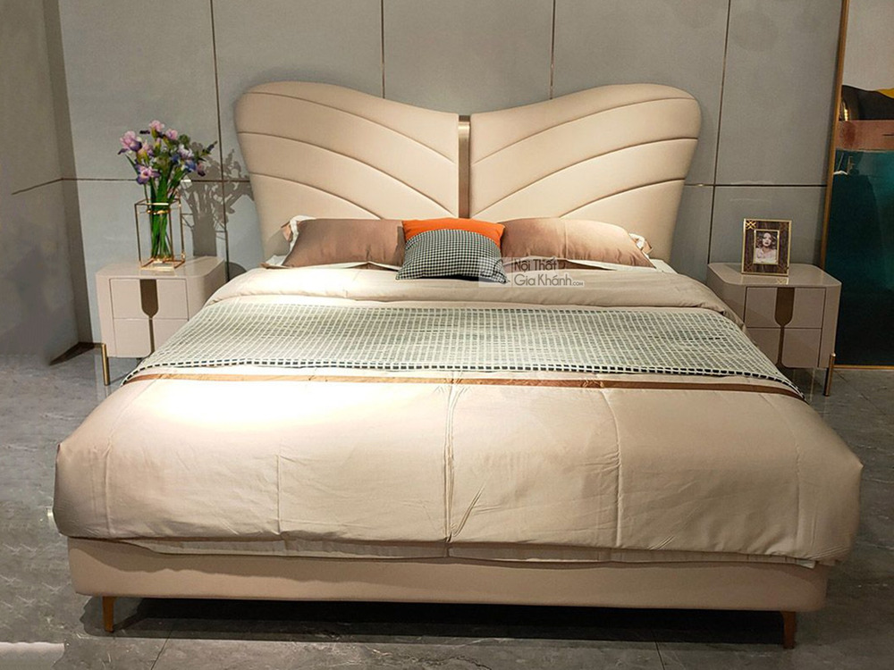 Ảnh chụp chính diện giường ngủ bọc da cao cấp GIC028-18, phong cách hiện đại luxury. Đầu giường hình cánh bướm độc đáo, bọ…