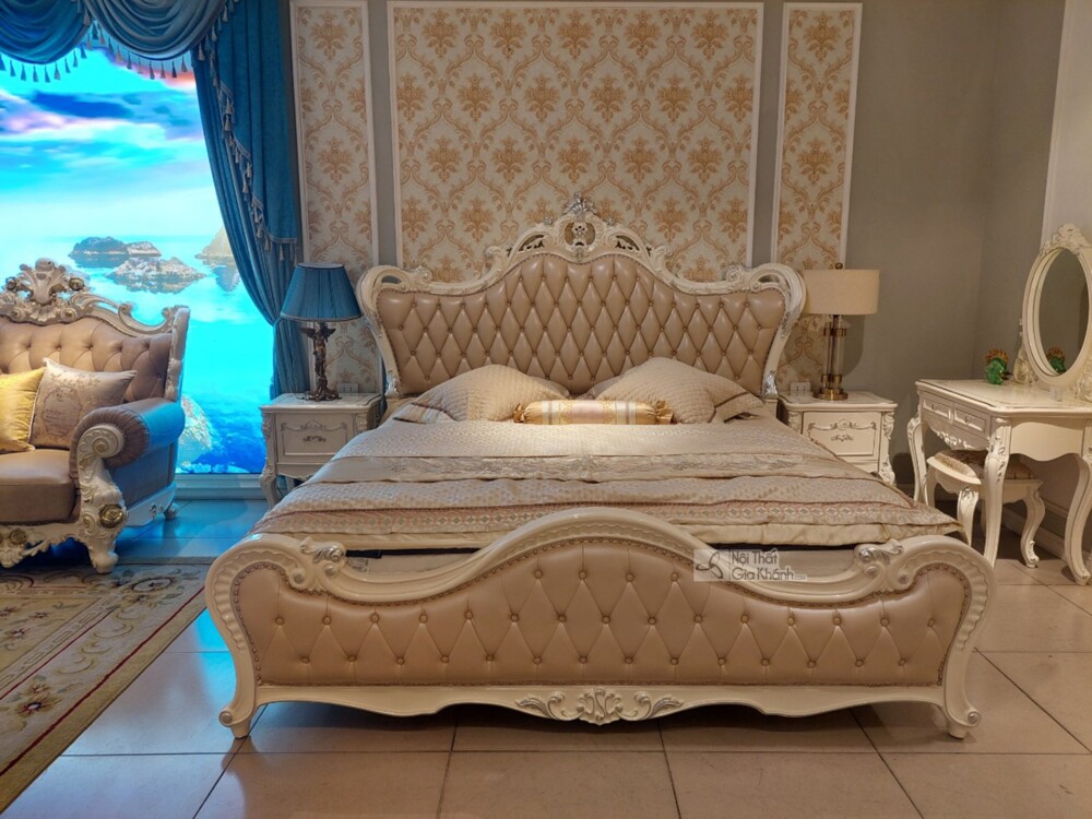 Giường ngủ tân cổ điển GID119-2 trong không gian phòng ngủ luxury, góc chụp tổng thể từ xa. Giường có đầu giường bọc da mà…