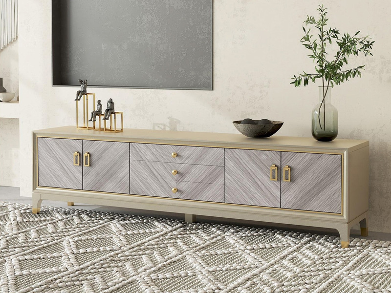 Kệ tivi phong cách Mỹ KT618081-22 chụp trực diện, nổi bật với mặt kệ màu be và thân kệ màu vàng nhạt. Hai cánh tủ hai bên…