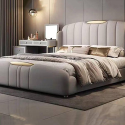 Giường Ngủ Luxury GIQF825-18 được chụp chính diện trong không gian phòng ngủ hiện đại. Giường bọc da bò tự nhiên màu xám n…