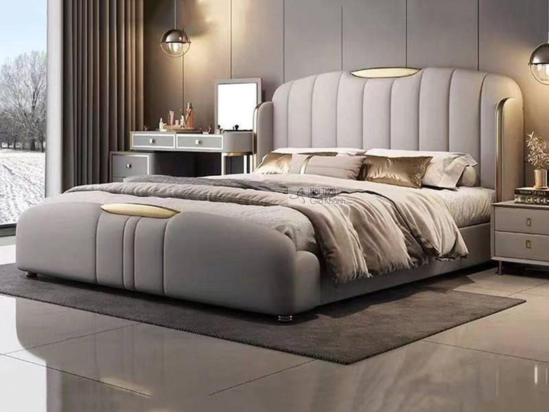 Giường Ngủ Luxury GIQF825-18 được chụp chính diện trong không gian phòng ngủ hiện đại. Giường bọc da bò tự nhiên màu xám n…