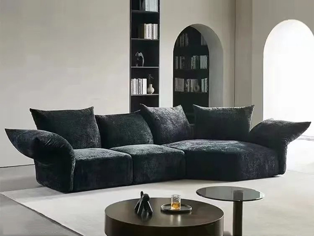 Sofa băng SF2107-4 ba chỗ ngồi, chụp từ góc chếch, nổi bật với thiết kế hiện đại, tối giản. Ghế bọc vải bông tuyết màu xám…