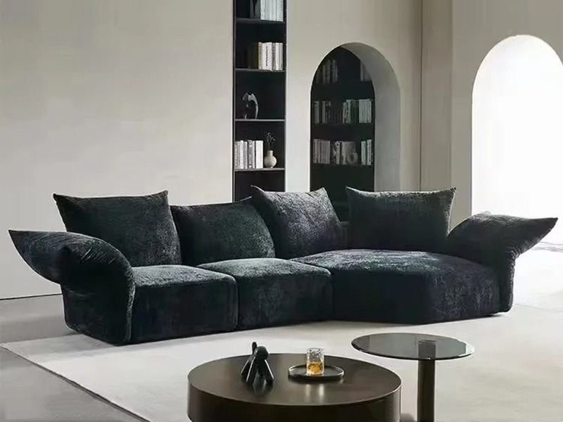 Sofa băng SF2107-4 ba chỗ ngồi, chụp từ góc chếch, nổi bật với thiết kế hiện đại, tối giản. Ghế bọc vải bông tuyết màu xám…