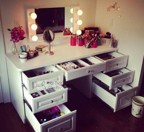 Vị trí lắp đặt đèn bàn trang điểm có đèn đúng tầm mắt tránh chói