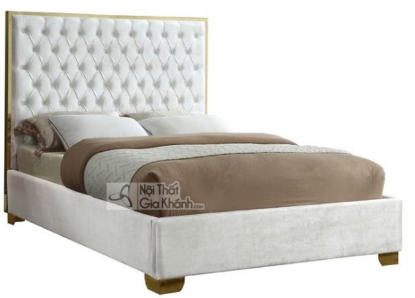 giường trắng tinh tế với nệm nhún