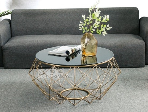 Bàn trà mặt kính trang trí cùng bình hoa nhỏ