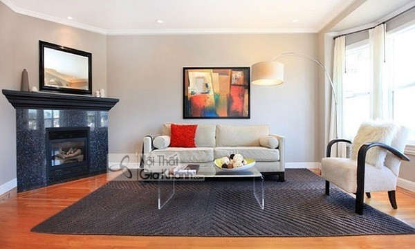 Bàn trà mặt kính đặt cạnh sofa màu trắng