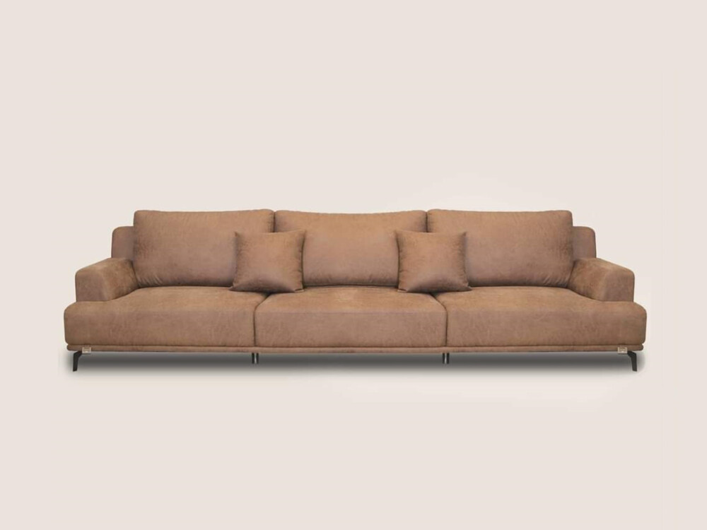 Ghế sofa băng SF8037-4 Lex30 với kiểu dáng hiện đại, bọc da nhân tạo cao cấp màu nâu đất ấm áp, được chụp từ góc hơi thấp…