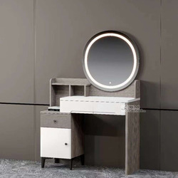 Bộ bàn trang điểm BP2301 được chụp toàn cảnh trên nền tường màu xám đậm, làm nổi bật thiết kế hiện đại và trẻ trung. Gương…
