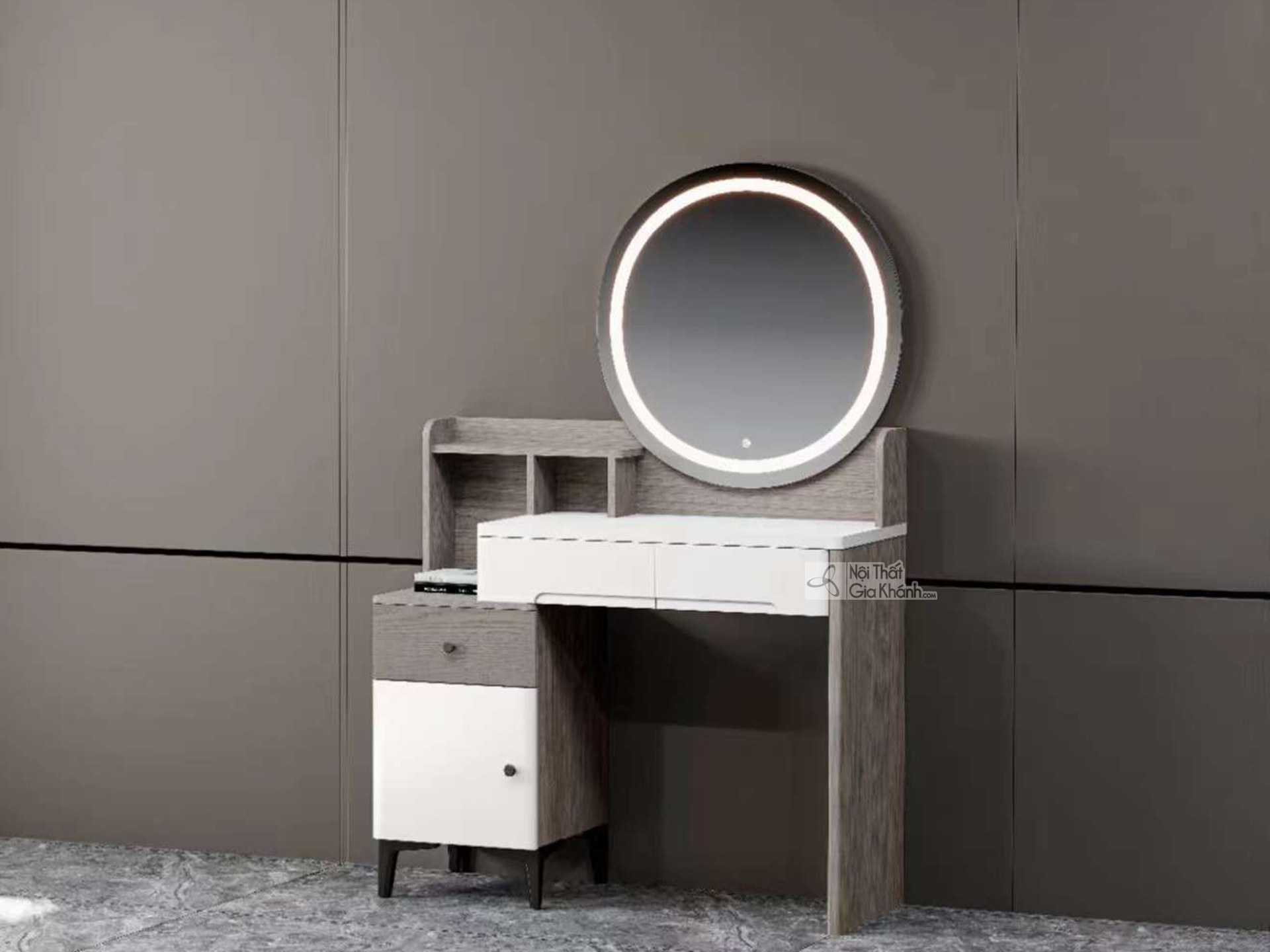 Bộ bàn trang điểm BP2301 được chụp toàn cảnh trên nền tường màu xám đậm, làm nổi bật thiết kế hiện đại và trẻ trung. Gương…