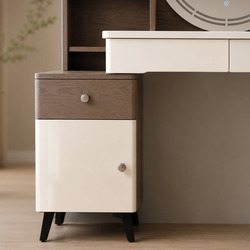 Chi tiết hộc tủ và chân bàn của bộ bàn trang điểm BP2301. Hộc tủ màu trắng kem với tay nắm kim loại, chân bàn cao màu nâu…