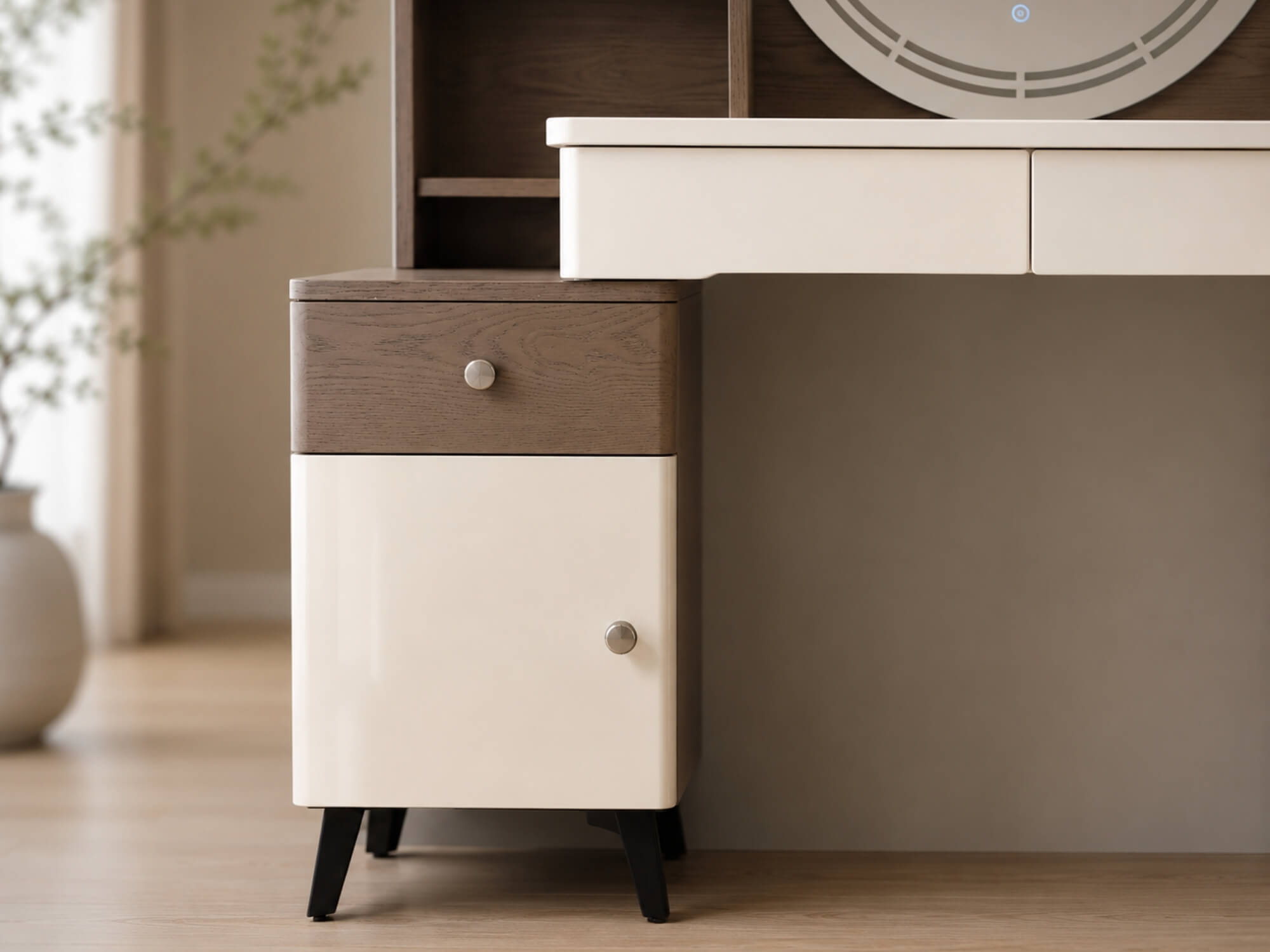 Chi tiết hộc tủ và chân bàn của bộ bàn trang điểm BP2301. Hộc tủ màu trắng kem với tay nắm kim loại, chân bàn cao màu nâu…
