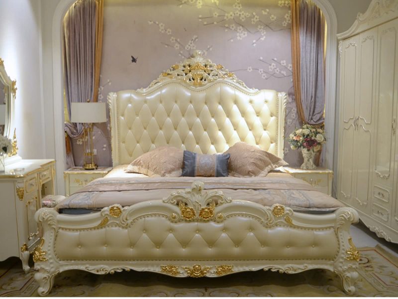 Giường ngủ tân cổ điển D89-20 được chụp chính diện trong một phòng ngủ sang trọng. Giường có đầu giường cao, bọc da bò tự…