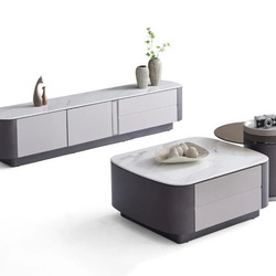 Bộ sản phẩm nội thất phòng khách hiện đại gồm bàn trà đôi và kệ tivi, chụp từ góc hơi cao trên nền trắng. Bàn trà lớn hình…