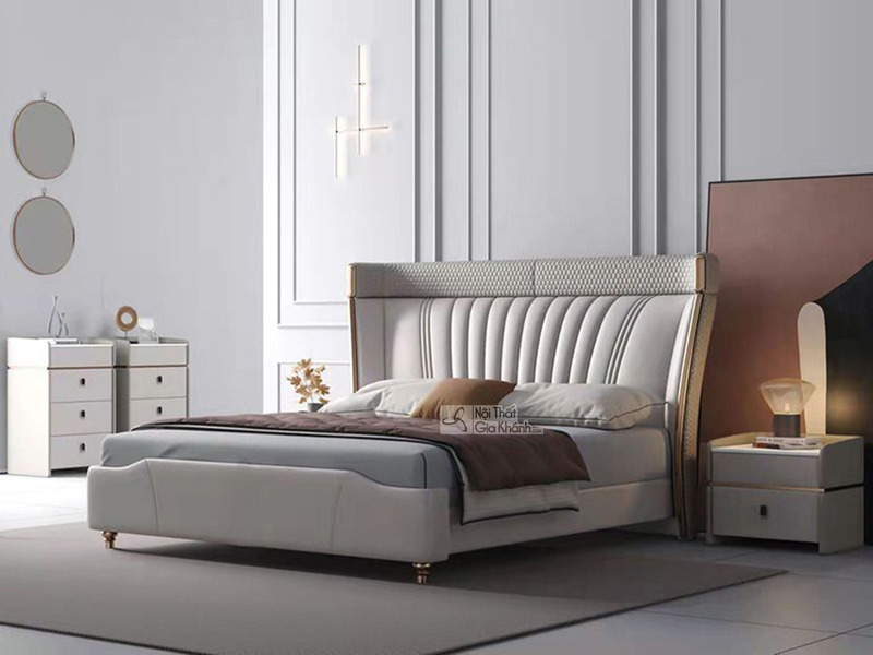 Giường ngủ bọc da luxury GIQF296-18 nhìn chính diện, nổi bật đầu giường bo cong với các đường sọc dọc và viền vàng đồng ti…