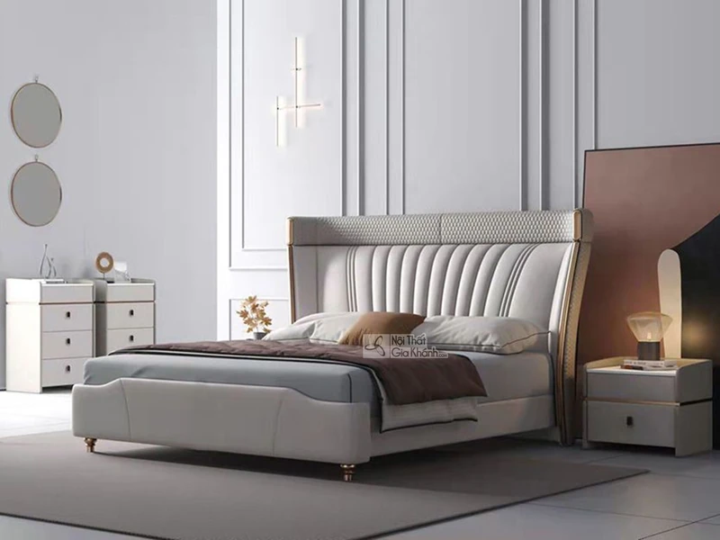 Giường ngủ bọc da luxury GIQF296-18 nhìn chính diện, nổi bật đầu giường bo cong với các đường sọc dọc và viền vàng đồng ti…
