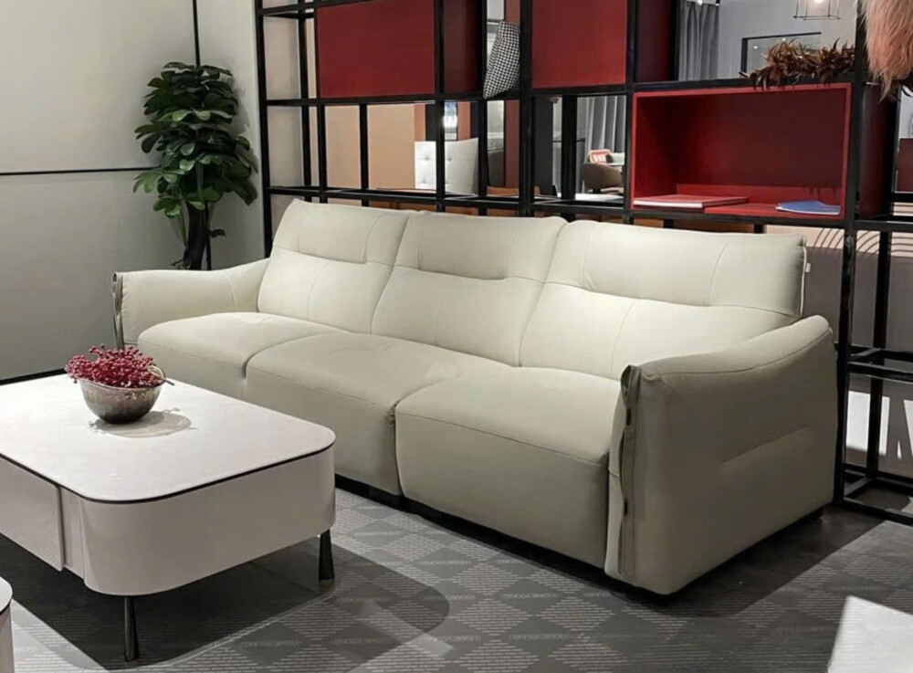 Sofa băng SF-S9007 màu kem nhạt, ba chỗ ngồi, được trưng bày trong không gian showroom hiện đại. Sofa kết hợp với bàn trà…